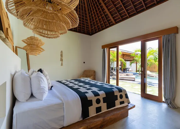Sora By Alfred In Bali * Семиньяк